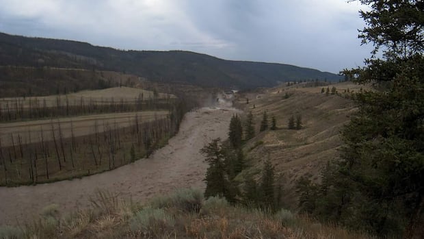 Water breaches landslide damming Chilcotin River [Video]