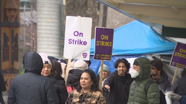 Striking YVR janitors to escalate job action on Christmas Eve [Video]