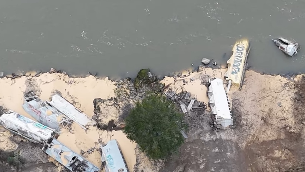 Cleanup underway after rockslide derails train in B.C. [Video]