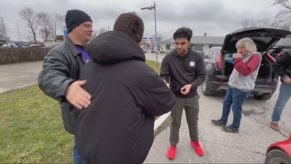 Volunteers bring holiday meals to Chatham residents [Video]