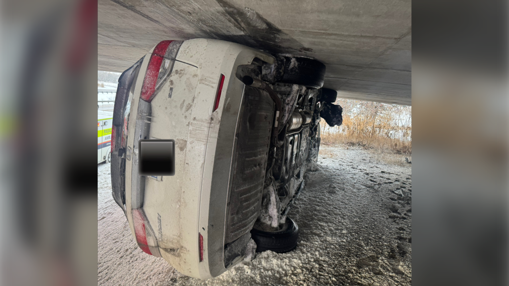 Driver wedges himself under Highway 417 overpass in Ottawa [Video]