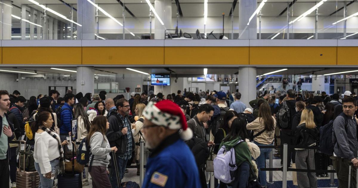 Heavy travel day starts with brief grounding of all American Airlines flights [Video]