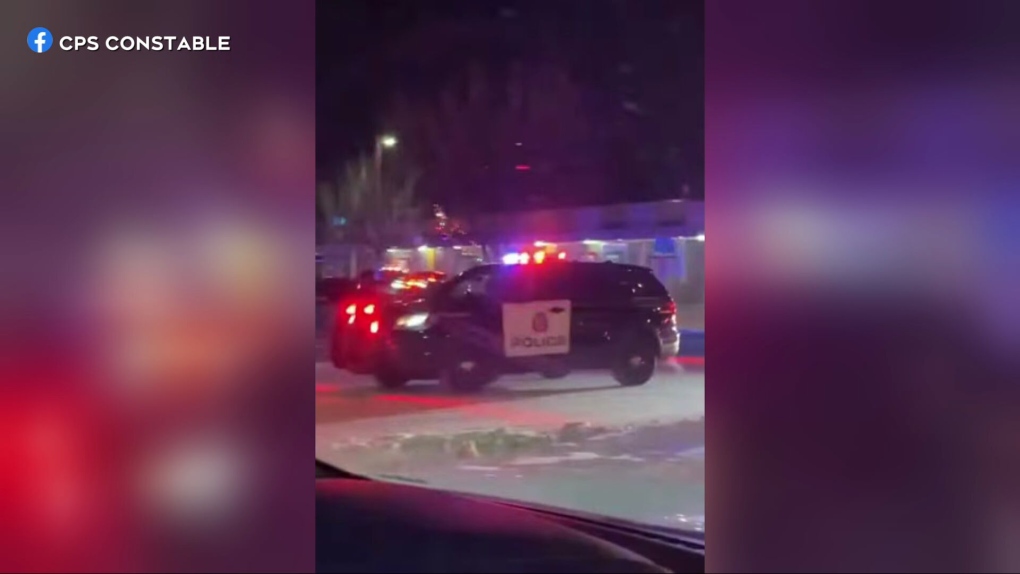 Hospital staff and children receive special Christmas Eve visit from Calgary first responders [Video]