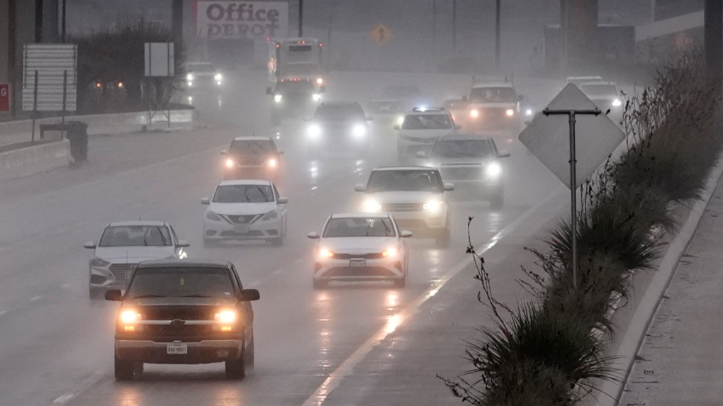 Texas weather: Thunderstorms delay holiday travel [Video]