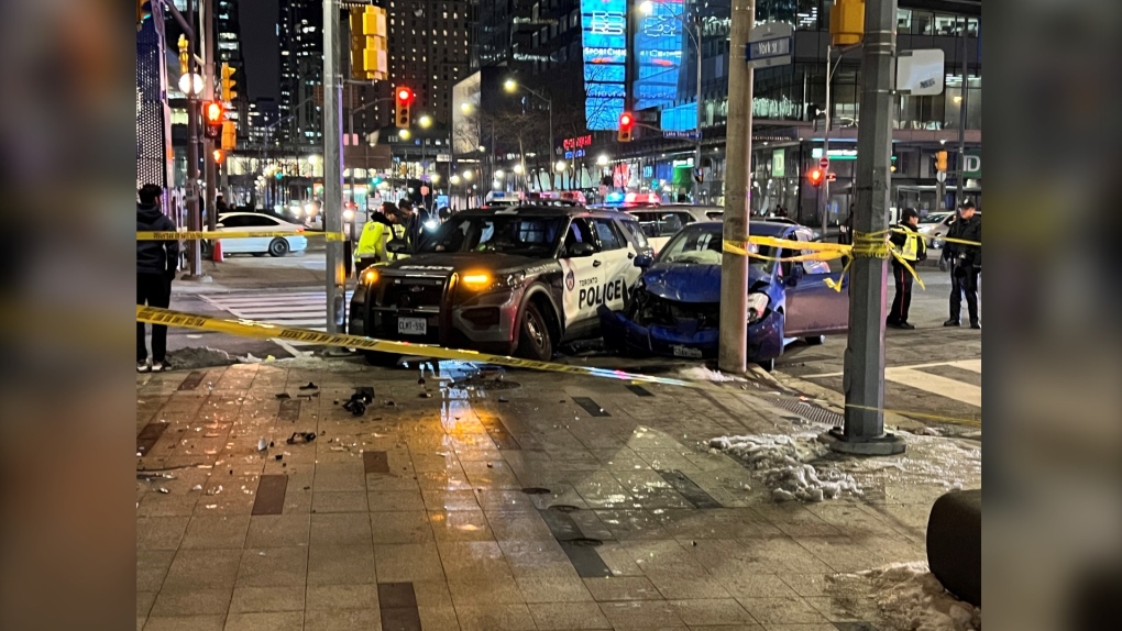 2 officers hurt in collision involving Toronto police SUV, car [Video]