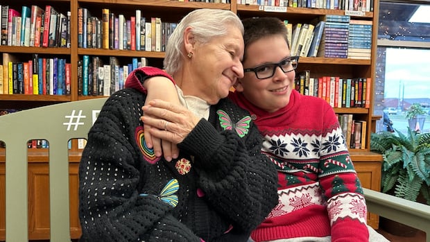 These Ontario residents sparked an unlikely friendship and they owe it all to a green bench [Video]