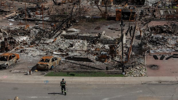 Residents of fire-ravaged Jasper enter new year with hope, anxiety [Video]