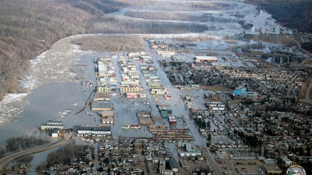 With walls, berms and raised roads, Fort McMurray is working to keep its river from overflowing [Video]