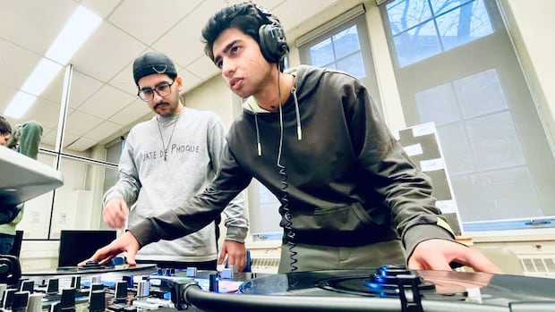 For some Canadian students, music class also means turntables and MIDI controllers [Video]