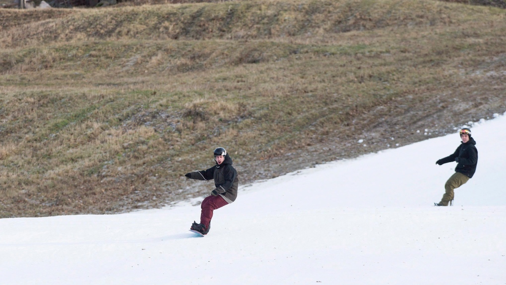 Quebec ski hill operators’ spirits aren’t dampened by rainy and warm weather [Video]