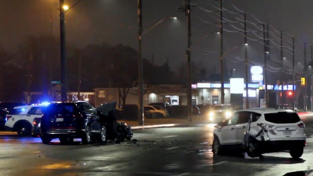 Three-vehicle crash at Tecumseh Road and Byng Road [Video]