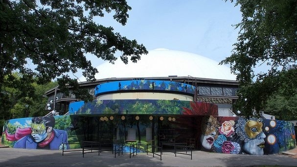 Rainbow Stage holding young Anna and Elsa auditions [Video]