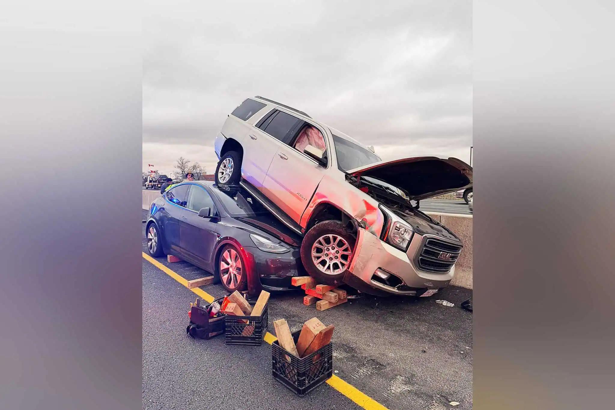 SUV runs over Tesla on the QEW in Ontario [Video]