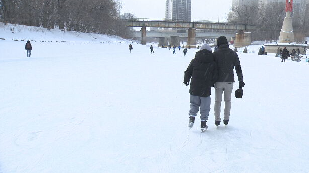 Winnipeggers celebrate New Years Day at The Forks [Video]