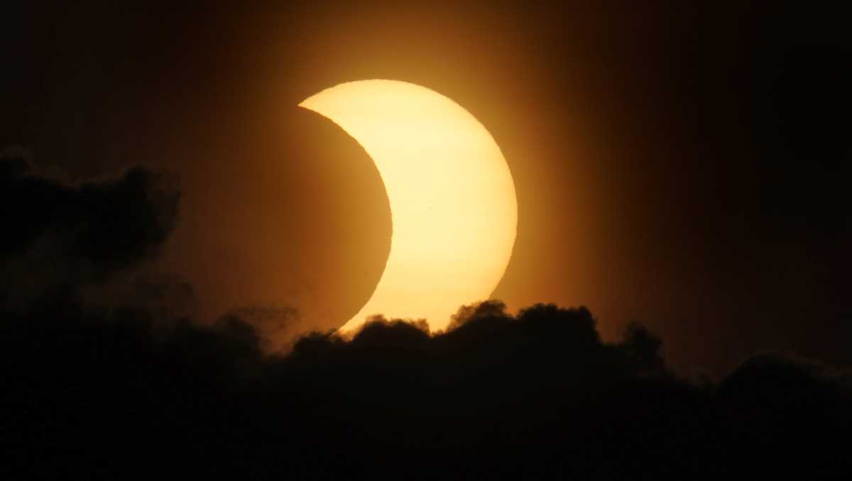 Solar eclipse will be visible in 2025. Heres what to know [Video]