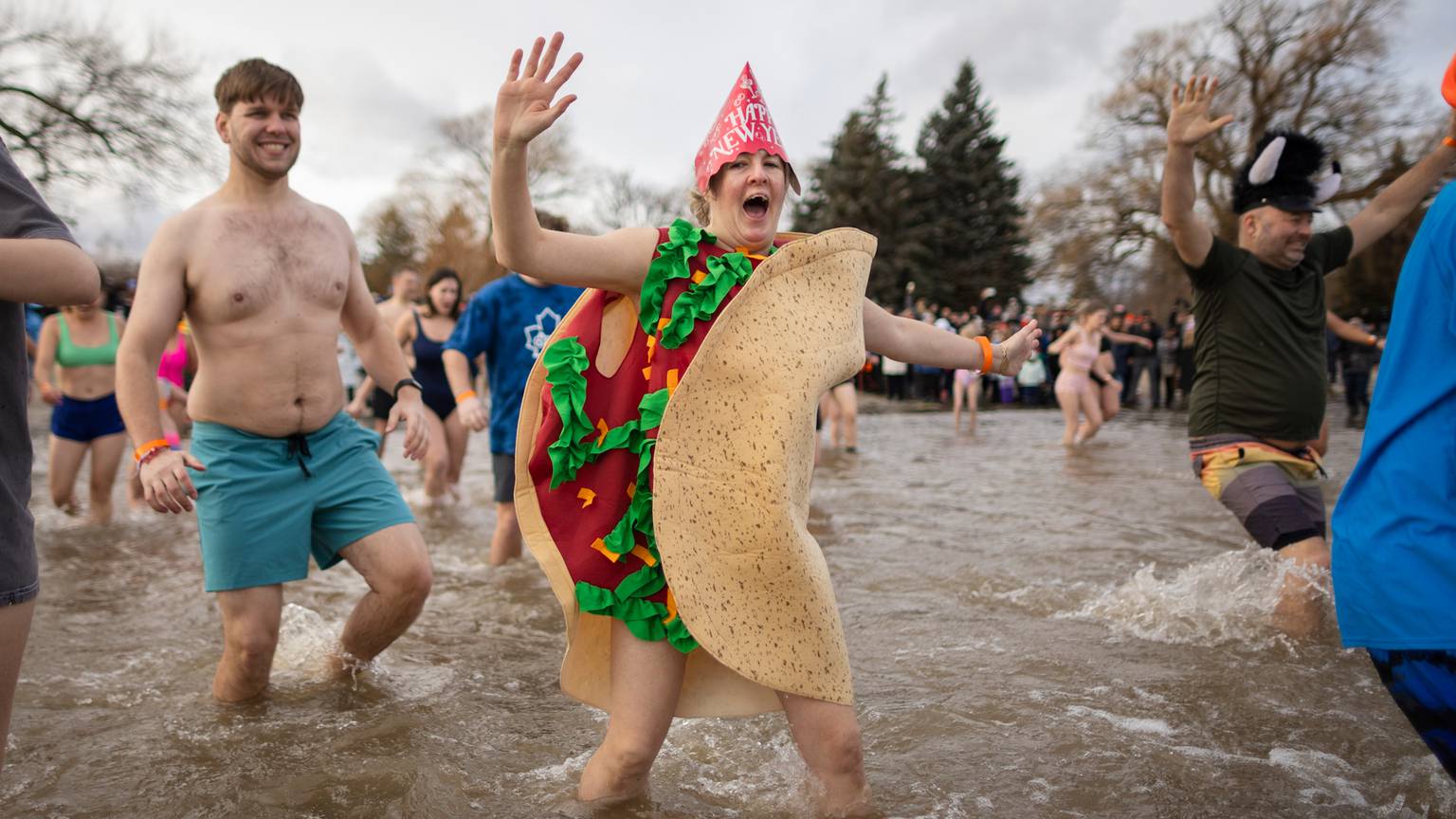 Video: Canadians kick off new year with polar bear dip [Video]