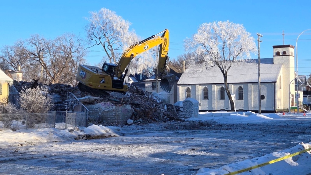 Crews demolish vacant apartment building on Mountain Avenue in Winnipeg [Video]