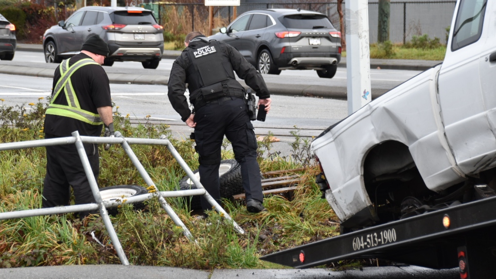 Man arrested after driving through Canada-U.S. border in B.C [Video]