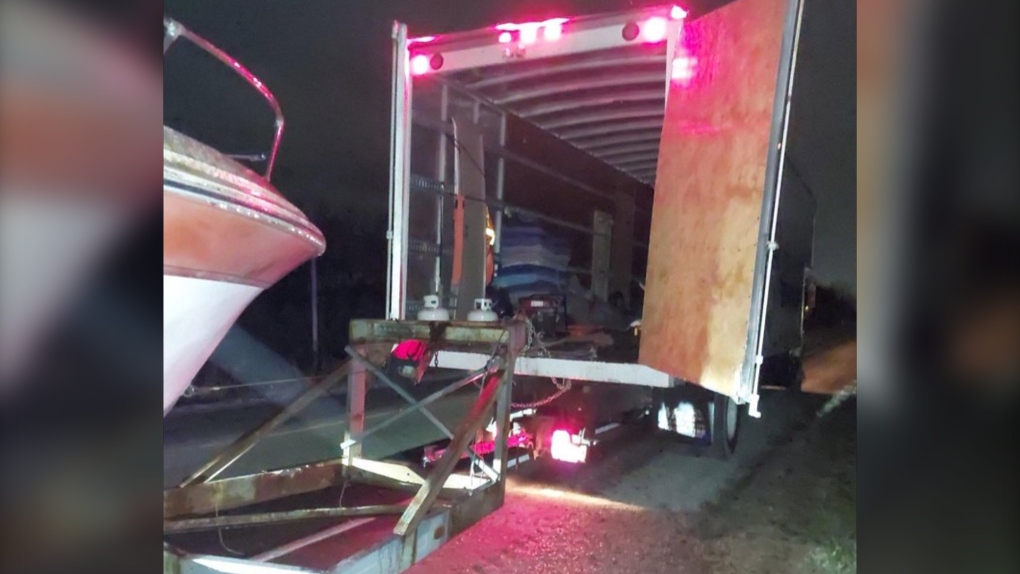 Improvised trailer hitch catches charges [Video]