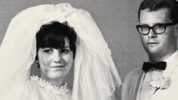 They got married 56 years ago. Until now, they’d never seen their wedding photos [Video]