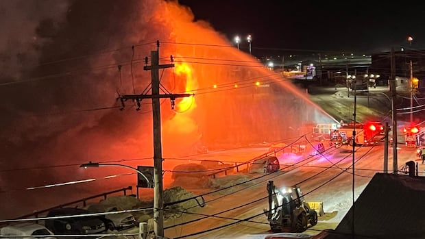 Firefighters battle blaze at housing block in Iqaluit [Video]