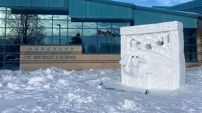 Yorkton school crafts ice sculpture for family literacy program [Video]