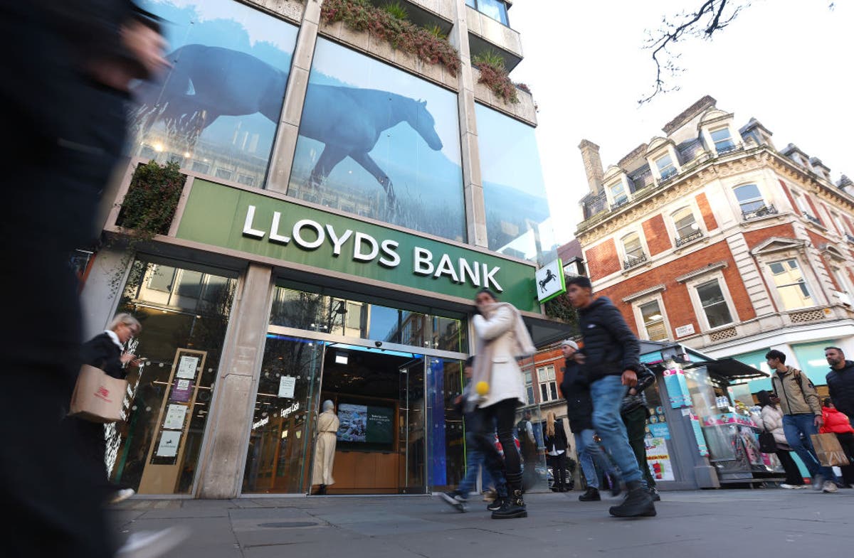 Lloyds, Halifax and Bank of Scotland to share bank branches but union fears it means more closures [Video]