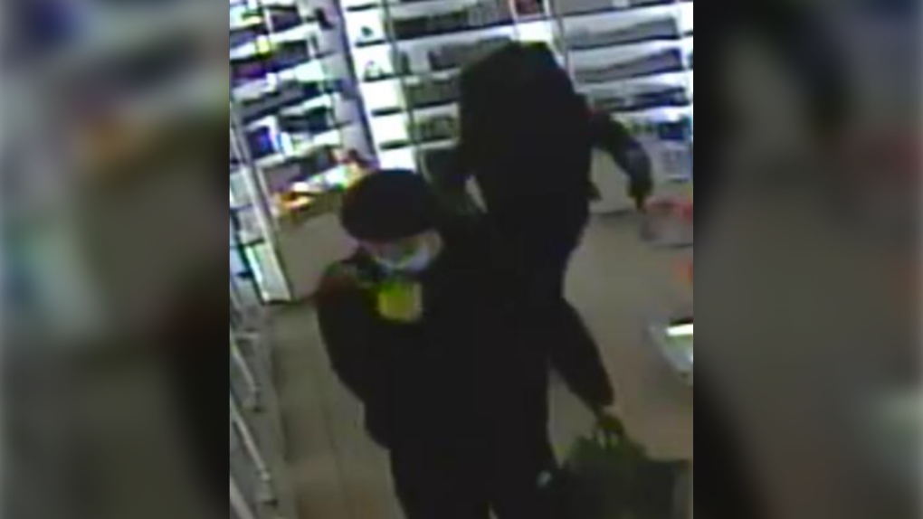 Newmarket store robbed, York police seek 3 suspects [Video]