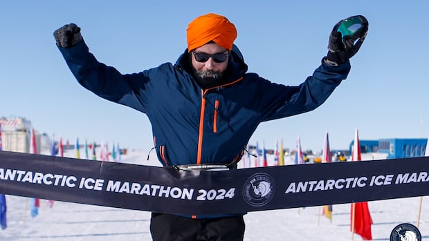 A marathon on every continent: Windsor, Ont., man completes rare feat by racing in Antarctica [Video]