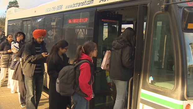 Fraser Valley Express adds buses as demand mounts on Chilliwack-Burnaby route [Video]