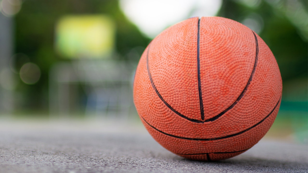 Women’s basketball players condemn opposing team with trans player for ‘personal attacks,’ ‘inciting violence’ [Video]