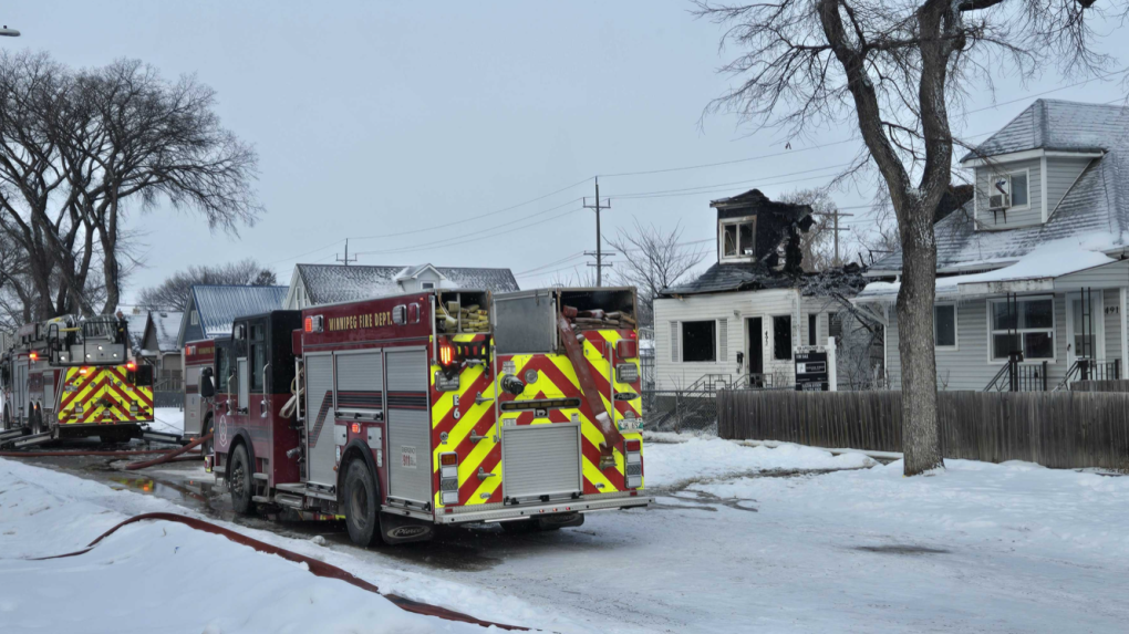 Vacant house fire sends Winnipeg firefighter to hospital [Video]