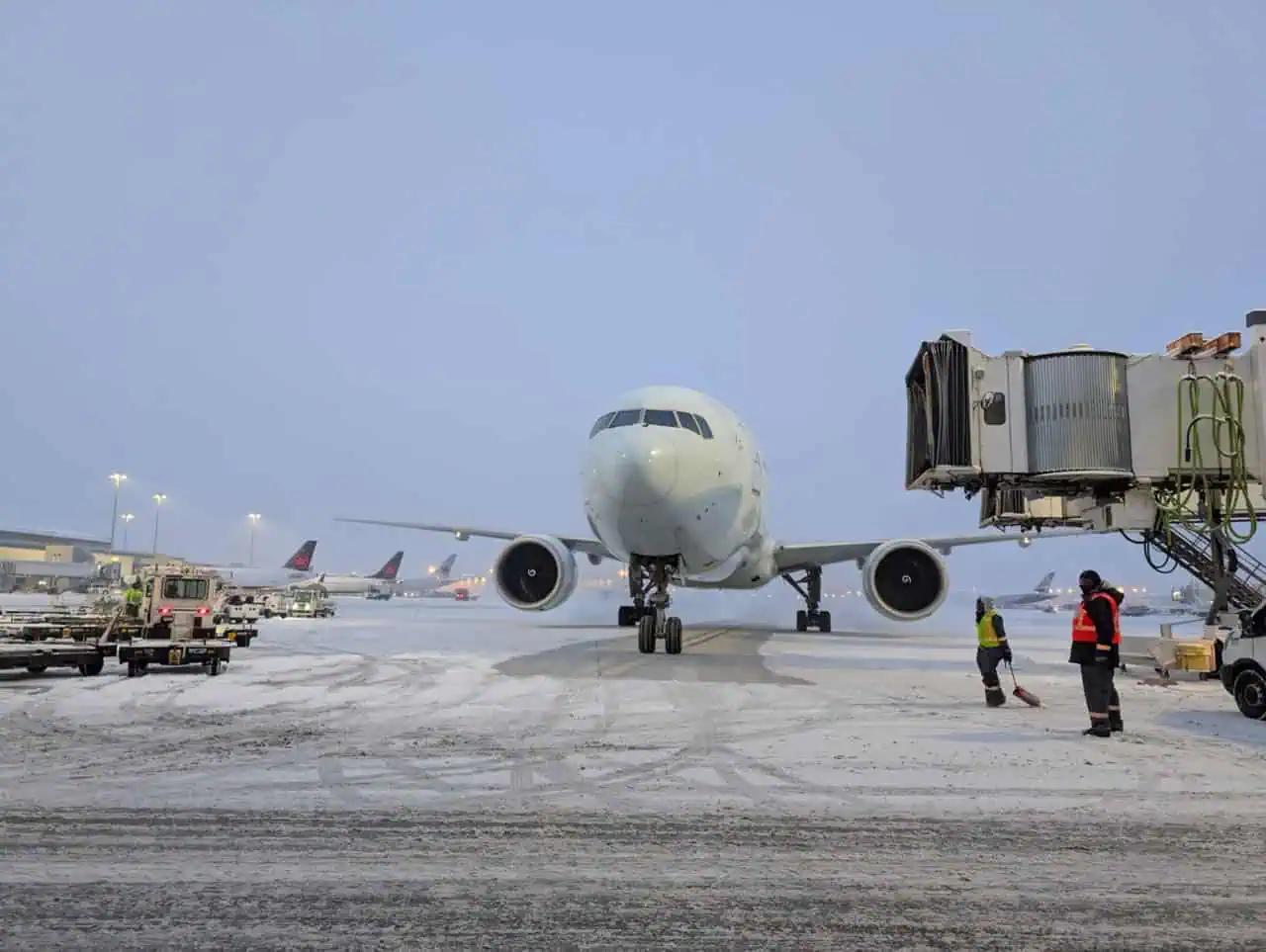 Snow causes ‘backlog of aircraft’ and possible delays at Toronto Pearson Airport in Mississauga, Ontario [Video]