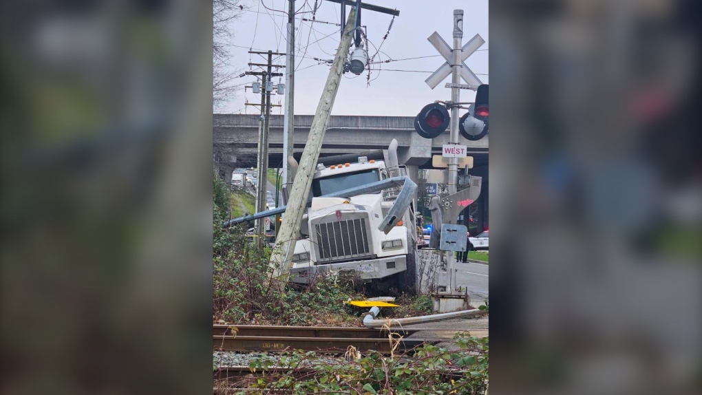 Dump truck crashes into hydro pole, closing stretch of Boundary Road [Video]