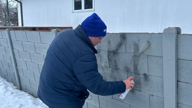 Jewish Winnipegger fights hate by removing antisemitic and other offensive graffiti [Video]