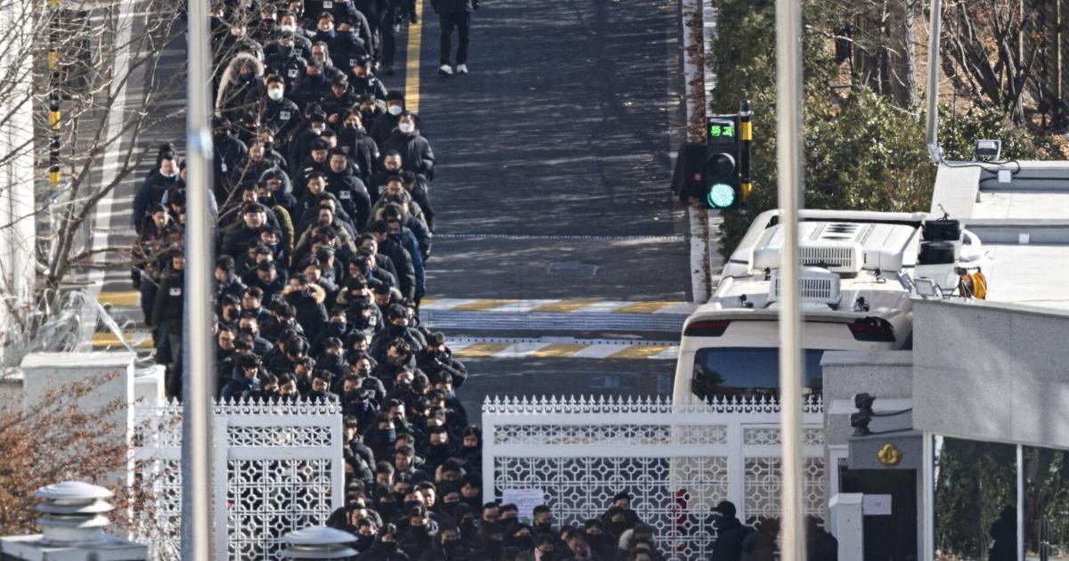 South Korean authorities take impeached President Yoon to detention center after questioning [Video]