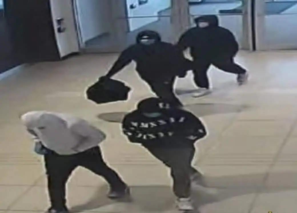 5 culprits on the run after robbing jewelry store in Ontario city [Video]