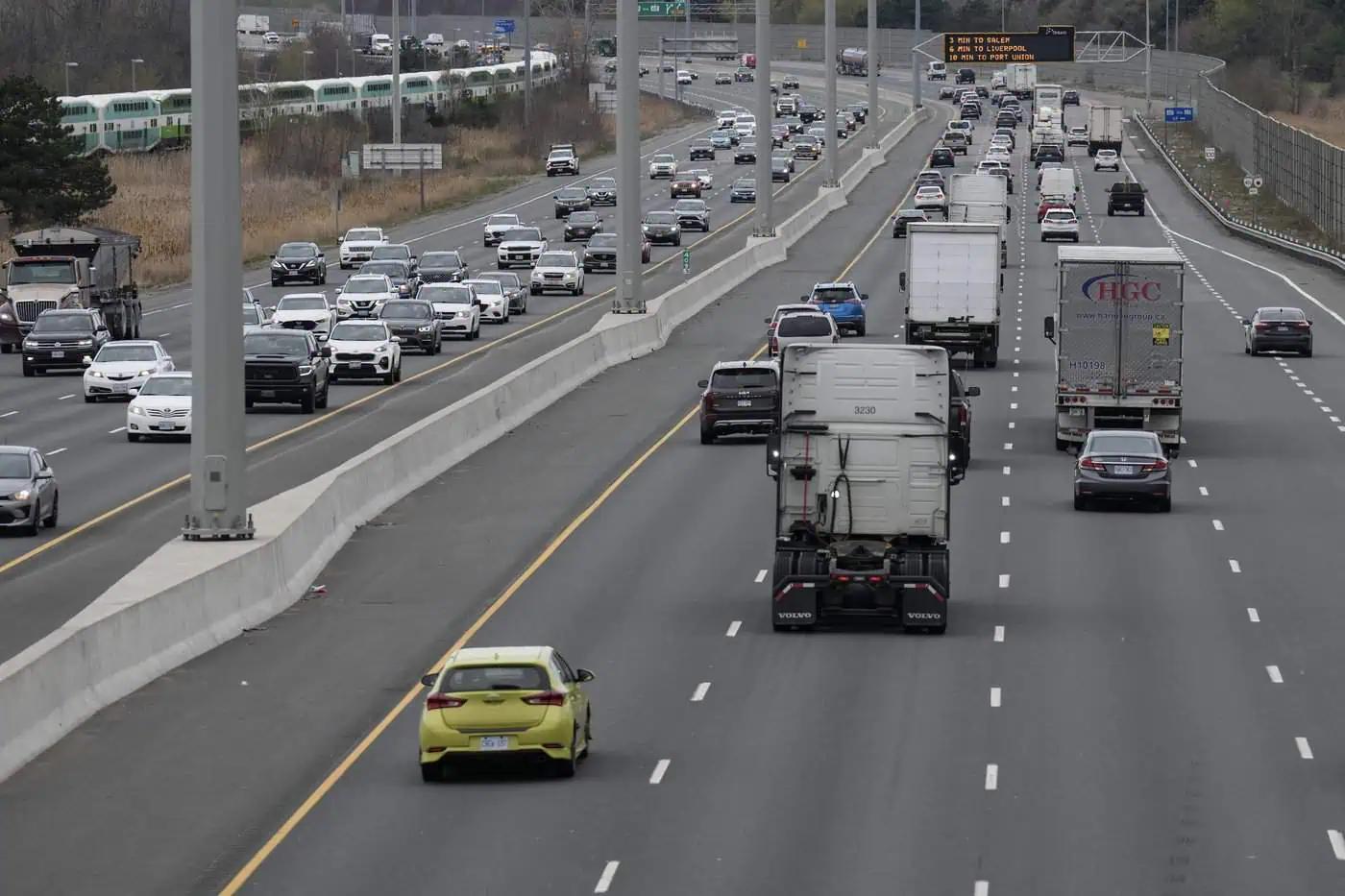 2 police officers charged in Hwy 401 wrong-way crash that killed 4 [Video]