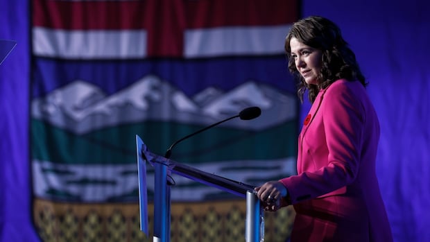 As Trump renews tariff threat, Alberta Premier Danielle Smith calls for diplomacy, not retaliation [Video]