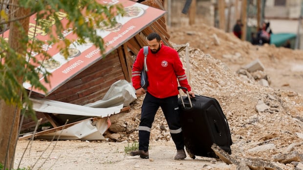 Hundreds of families leave West Bank as major Israeli raid continues [Video]