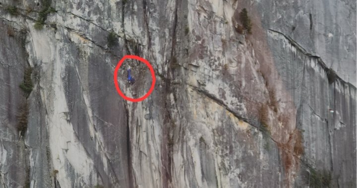 Heart-stopping rescue: Crews pluck stranded BASE jumper from Stawamus Chief - BC [Video]