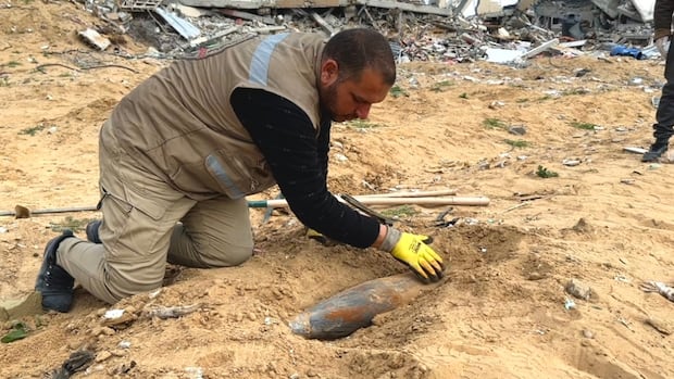 Families returning to parts of Gaza face danger of unexploded bombs underground [Video]