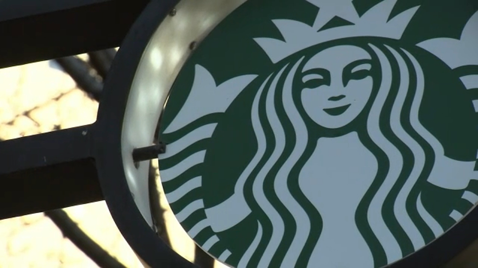 Starbucks brings back some policies taken away during COVID, including free refills, condiment bars [Video]