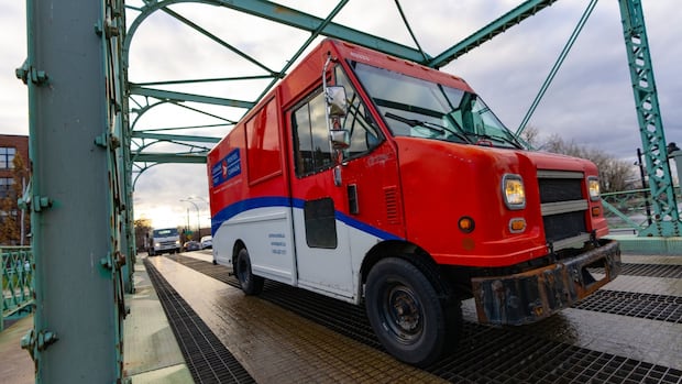 At federal inquiry, Canada Post blames workers leaving early and union points to mismanagement [Video]