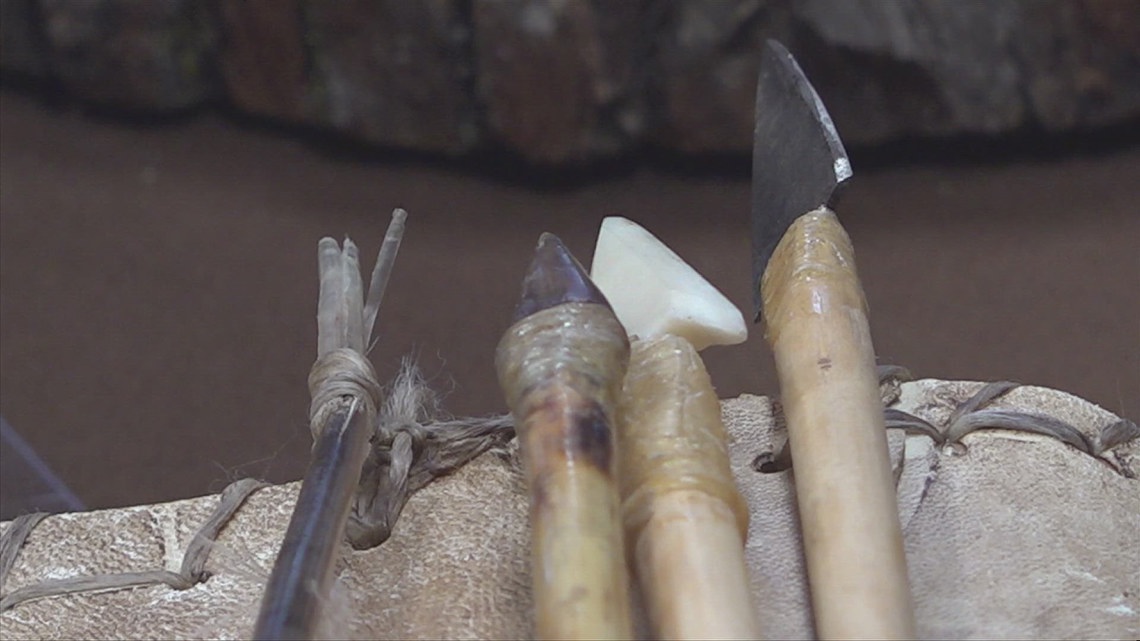 Indian Mound Museum hosts member of the Chickasaw Nation to showcase traditional tools, weapons used in North Alabama [Video]