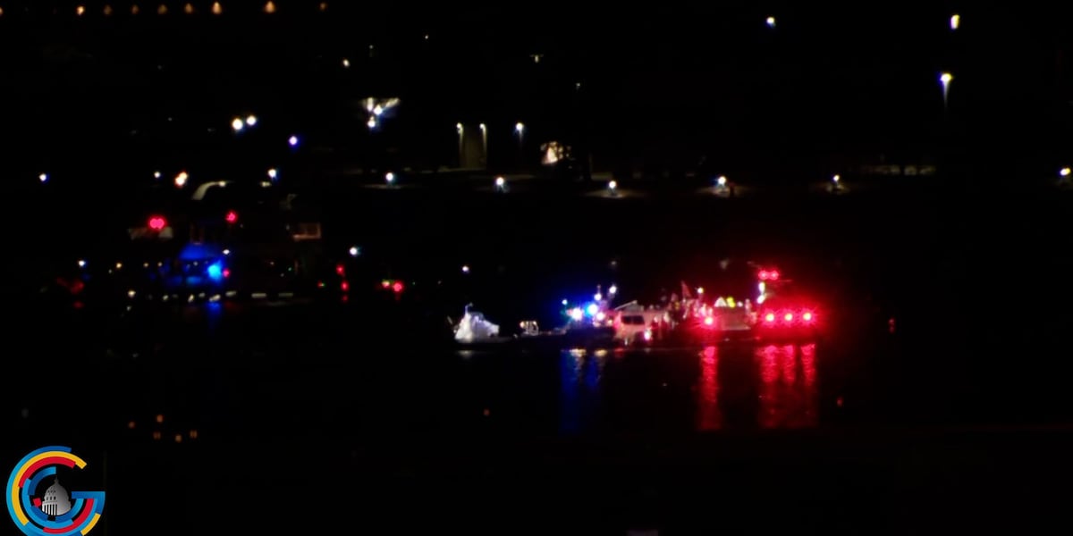 Search and recovery after crash on Potomac River [Video]