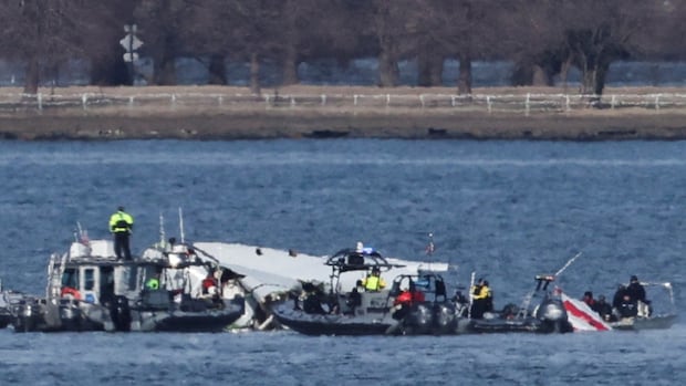 Divers return to the water to retrieve plane wreckage, victims of D.C. plane crash [Video]