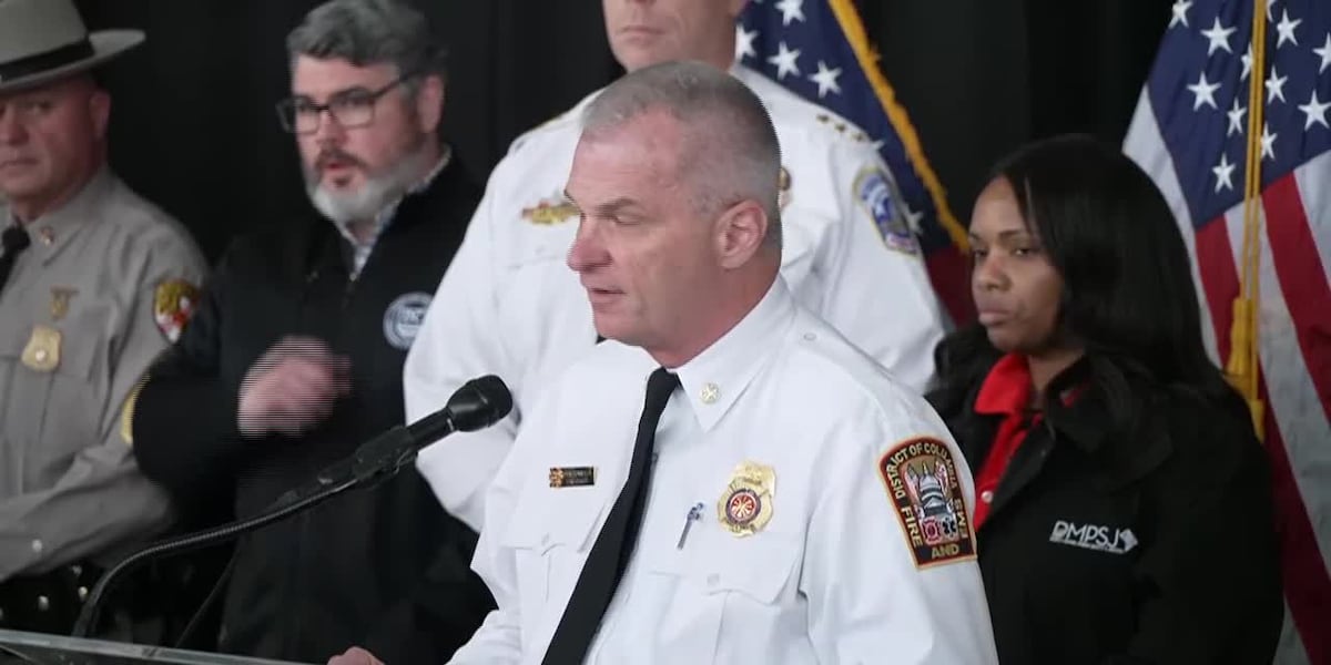 Police chief gives update on recovery operations after plane collision [Video]