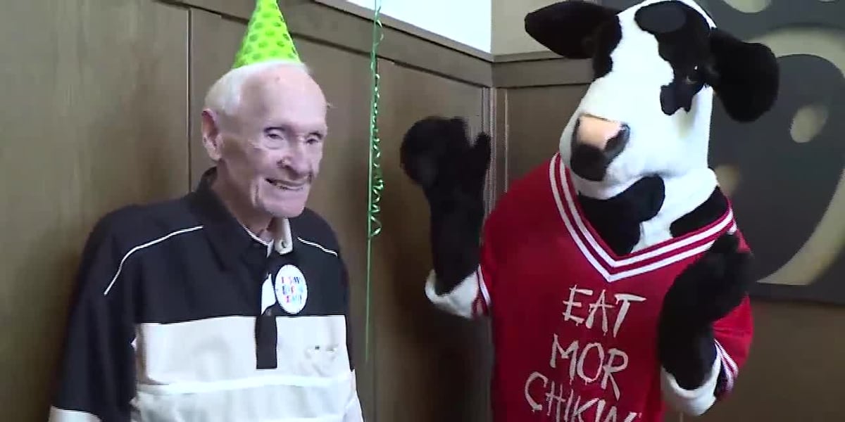 WWII veteran celebrates 90th birthday at Chick-fil-A where he’s a regular [Video]