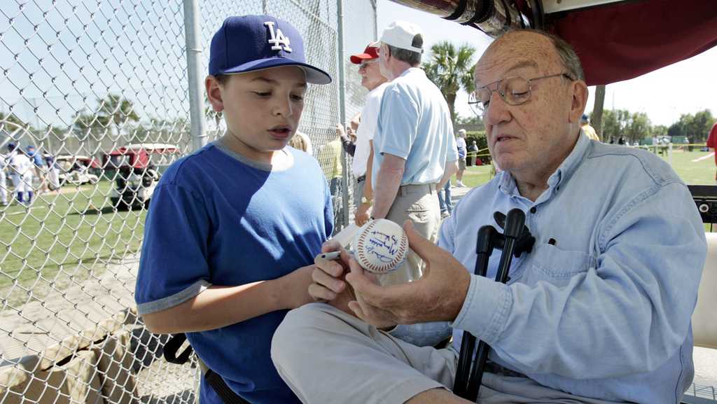 Fay Vincent, former MLB commissioner, dies at 86 [Video]